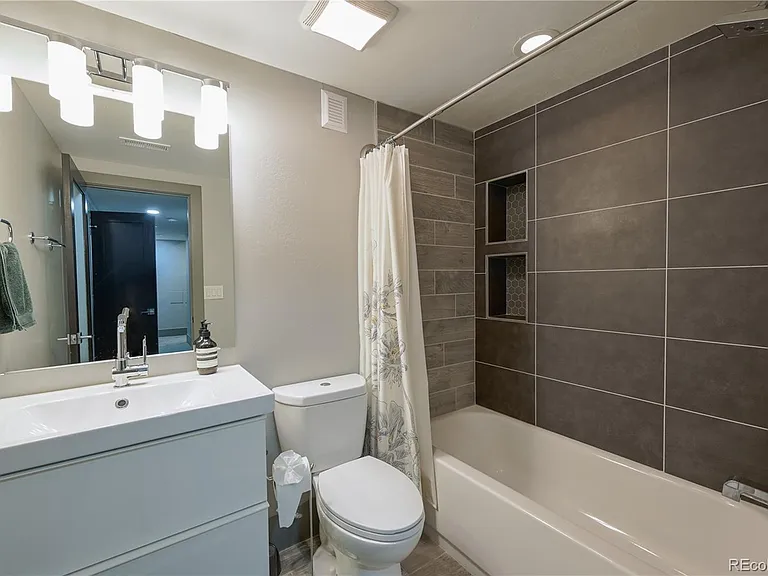 2070 N High St — Photo 23