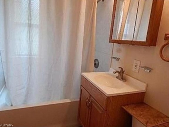 3rd image of 3933 E 189th St