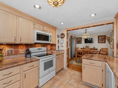 1100 Salem St APT 103, Lynnfield, MA, 01940