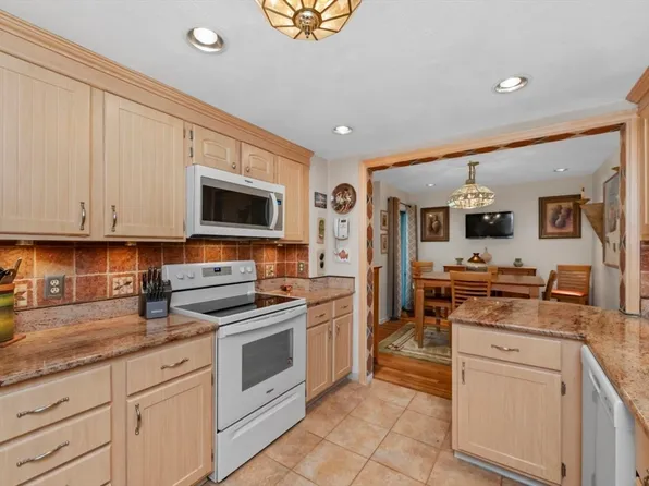 1100 Salem St APT 103, Lynnfield, MA 01940