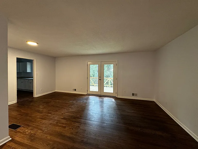 213 Rhodes Dr — Photo 8