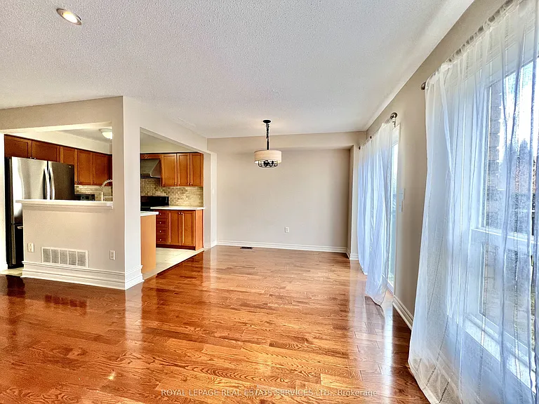 2153 Redstone Cres — Photo 8