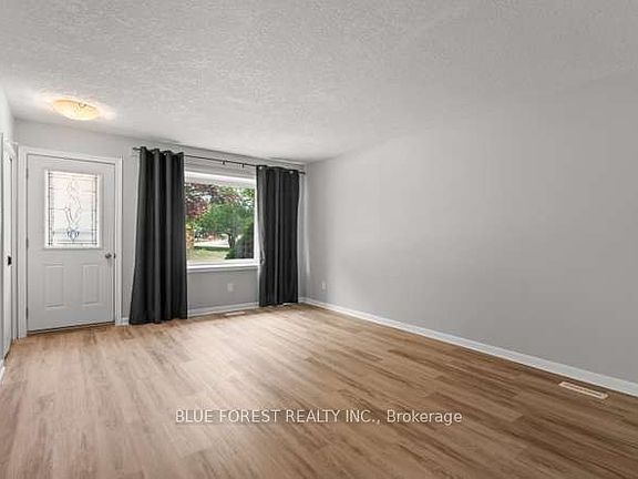 4th image of 27 Villeneuve Cres
