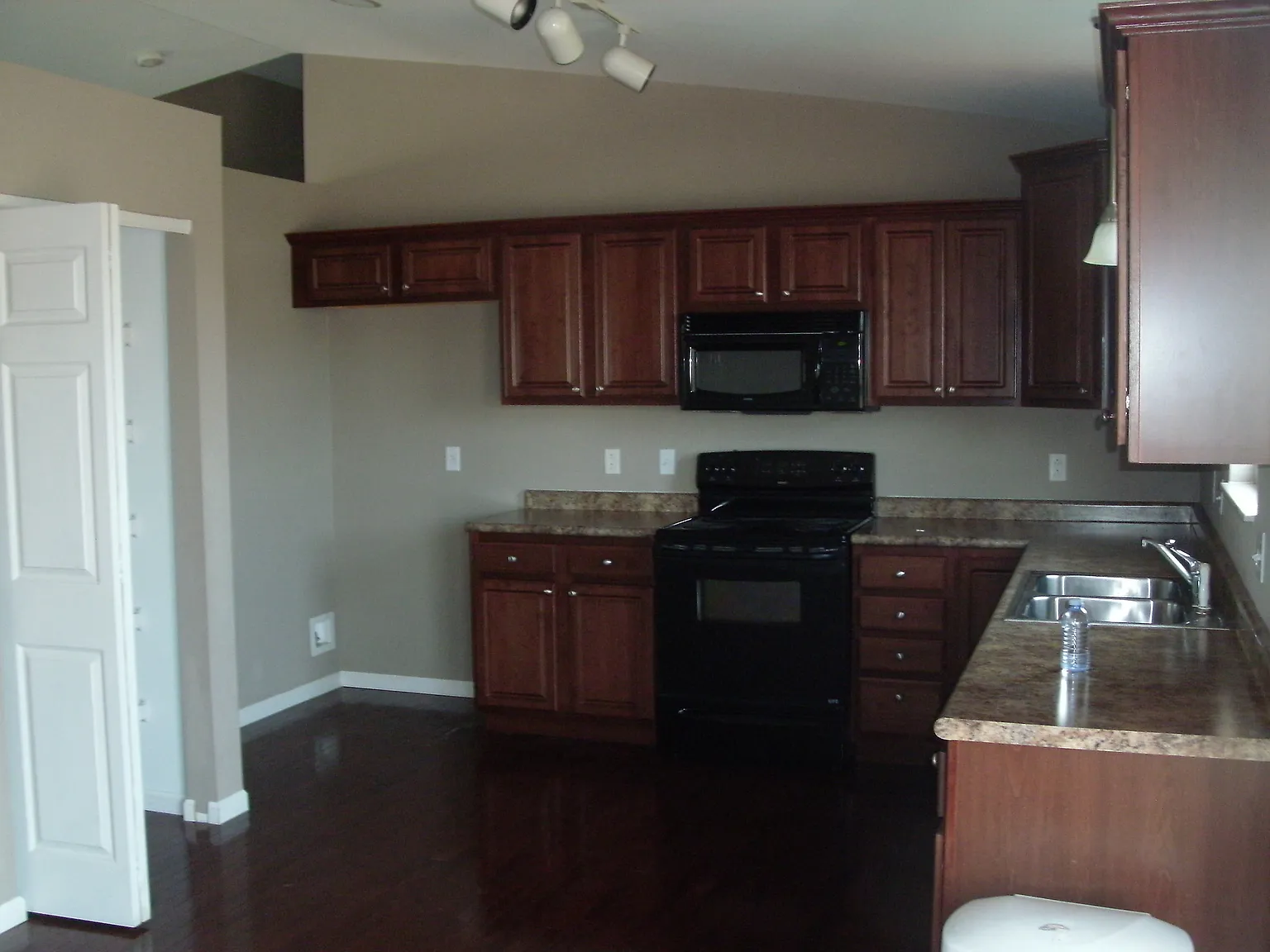 3 bed, 1795 sqft, $1,900 — Photo 3