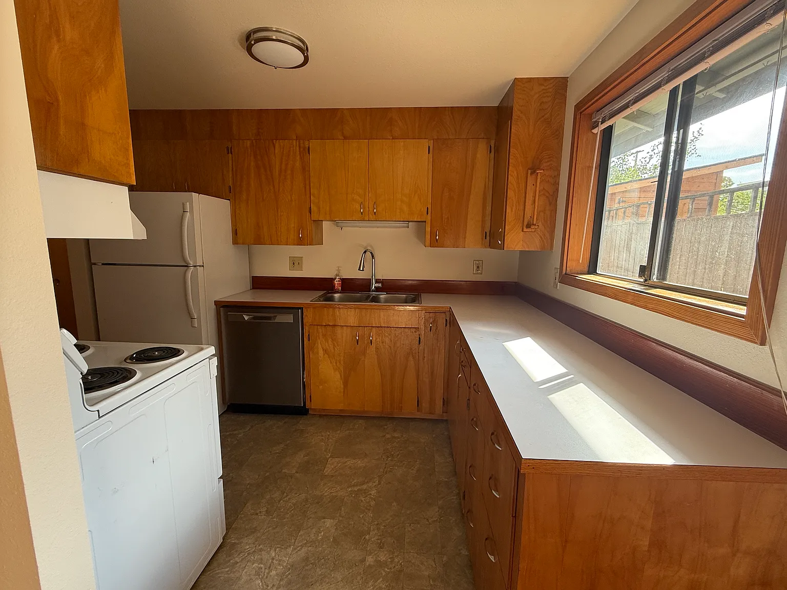 2 bed, 900 sqft, $2,100 — Photo 3