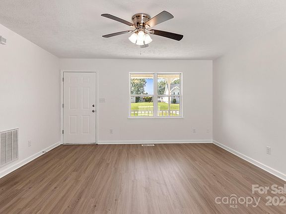 5th image of 111 Hampton Glen Dr
