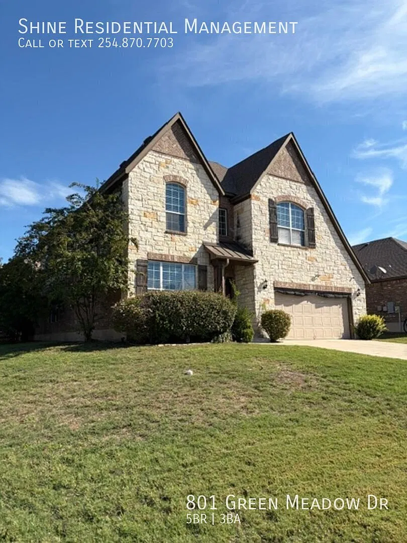 Beautiful Home with Upgraded Features and Spacious Living Areas — Photo 2