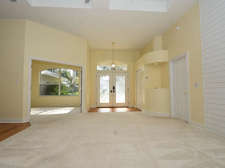1216 Hampstead Ln — Photo 4