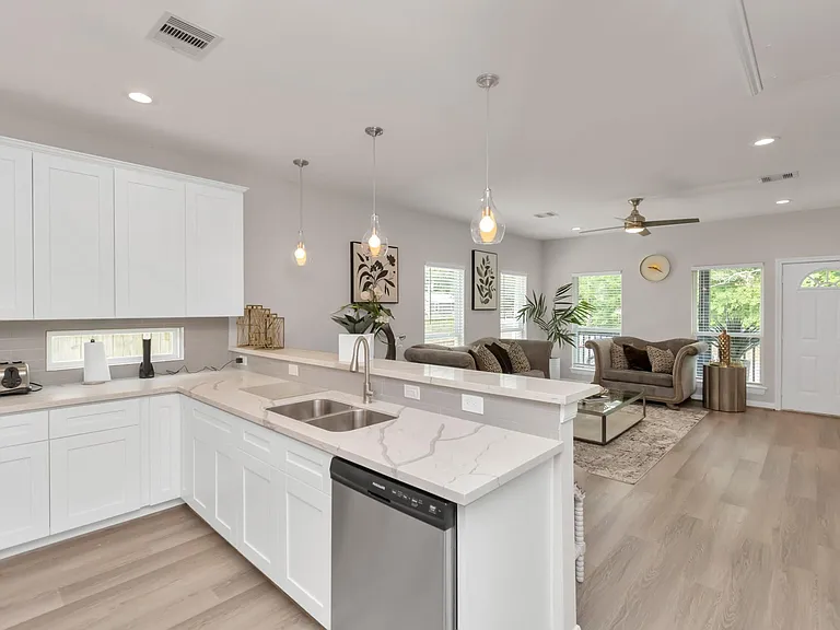 3308 Castor St — Photo 13