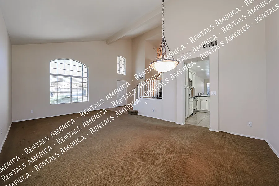 Spacious 5 Bed / 3 Bath Home in Desirable Hillcrest Ranch — Photo 2