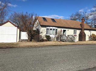 799 Pecan St, Lindenhurst, NY