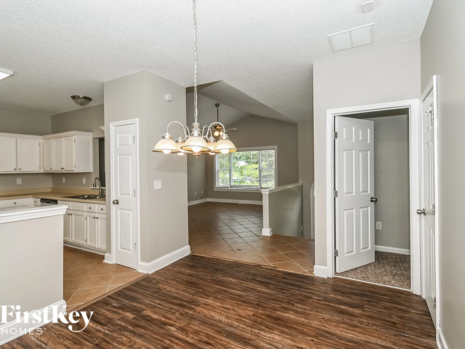 4 bed, 2.0 bath, 2200 sqft, $2,270 — Photo 4