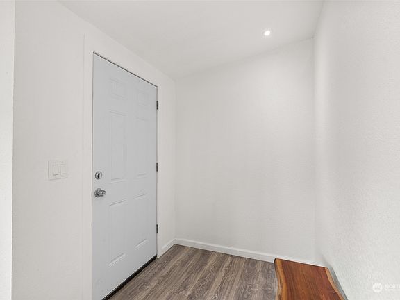 4th image of 1096 Lincoln Ave