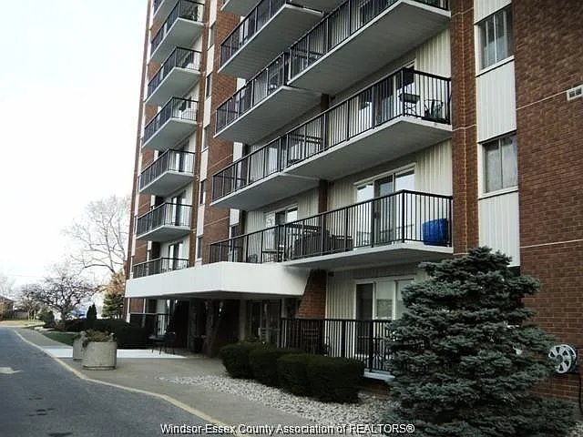 8591 Riverside Dr E #306