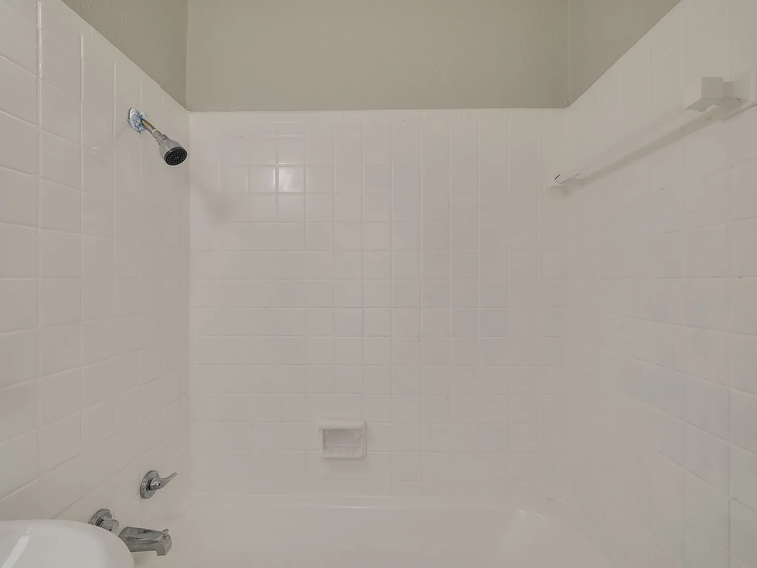 Meridian Apartments — Photo 4