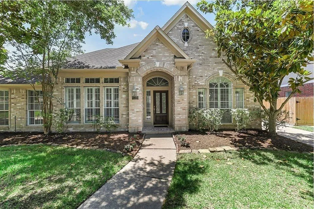 4 bed, 2.0 bath, 2246 sqft, $3,200 — Photo 1