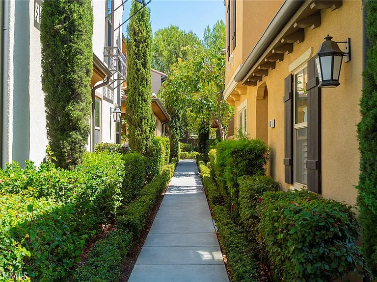 185 Pathway — Photo 44