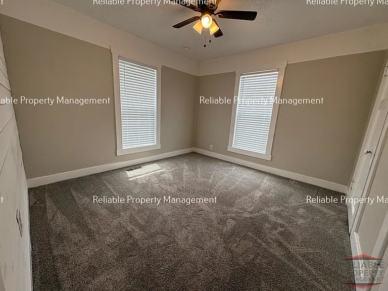 489 N Broadway St — Photo 6