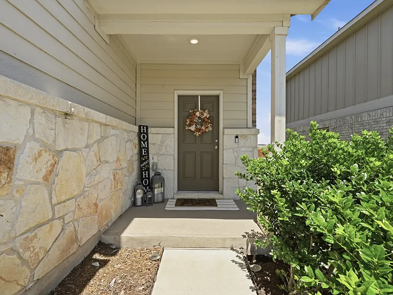 632 Pepperbark Loop — Photo 3