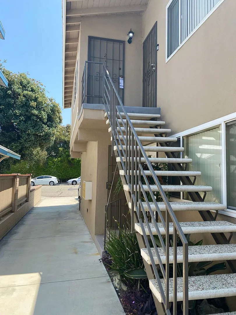 407 N. Elena Avenue — Photo 2