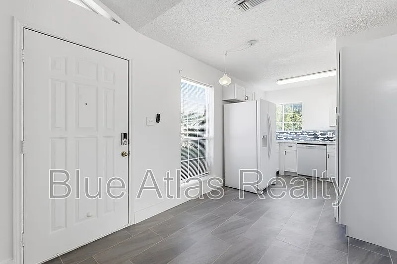 3 bed, 2.0 bath, 1028 sqft, $1,815 — Photo 2