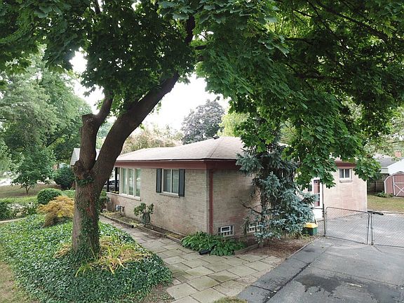 2nd image of 1915 Cresthill Ave
