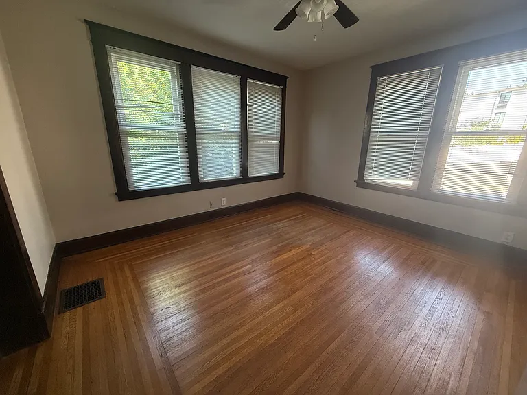 1009 Delta Ave — Photo 17