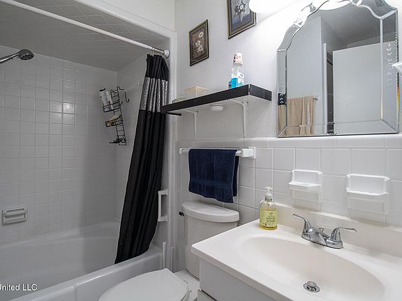 4th image of 15304 Saint Charles St