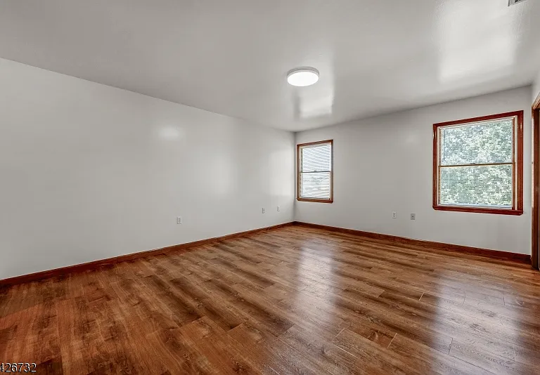 939 Grove St — Photo 12
