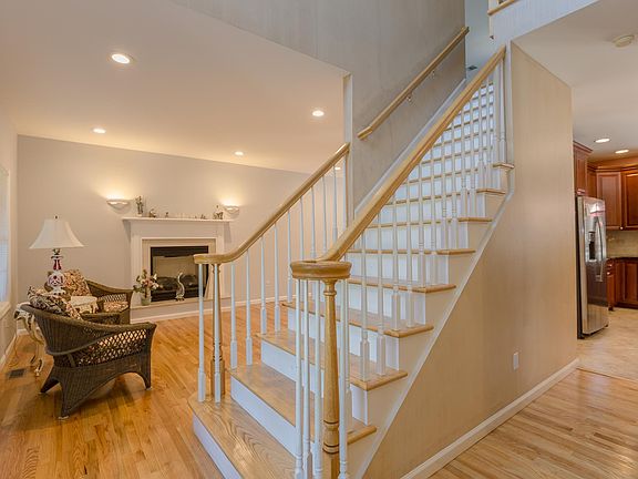 3rd image of 27 Pine St