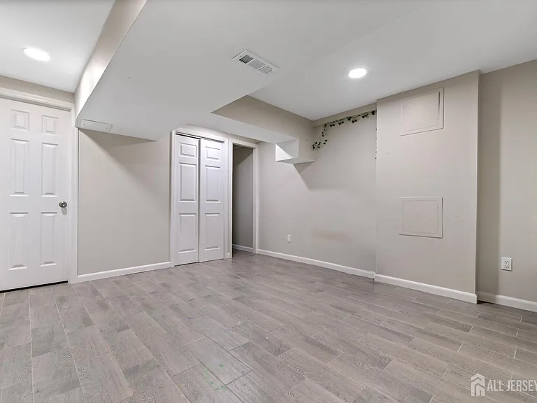 496 Westgate Dr — Photo 22