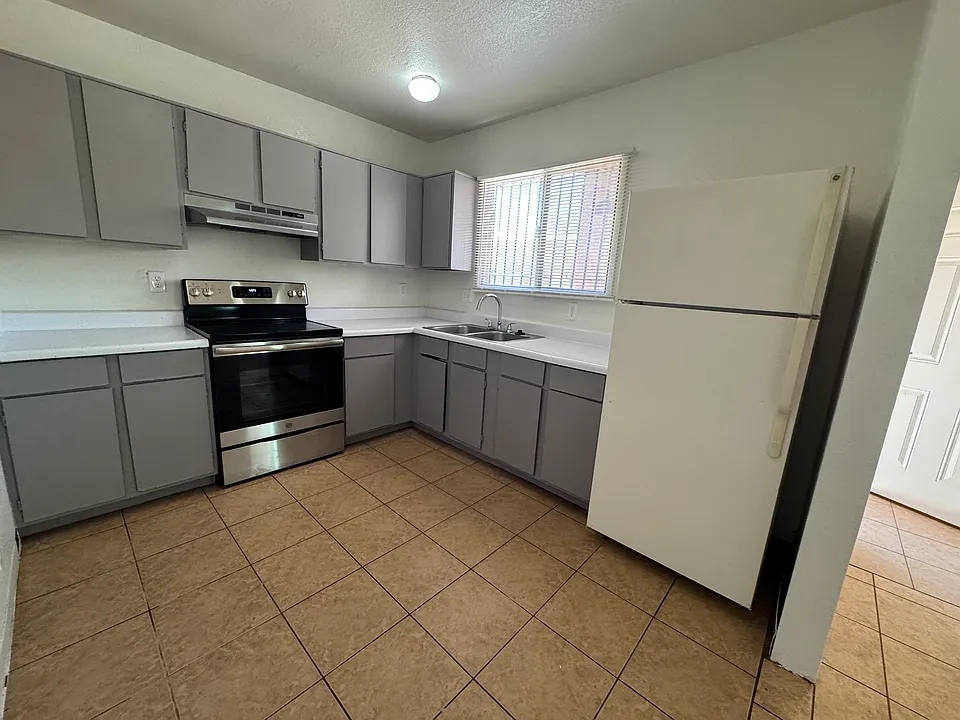 3313 E Blacklidge Dr