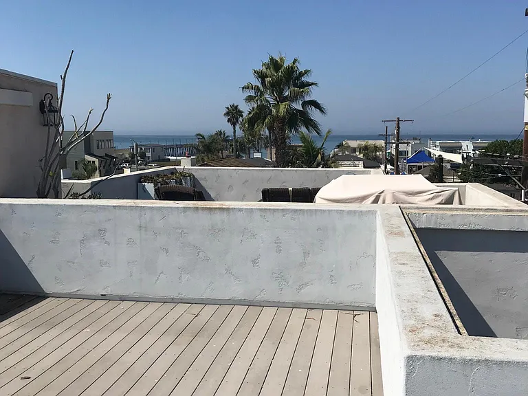 Large rooftop deck with views all around