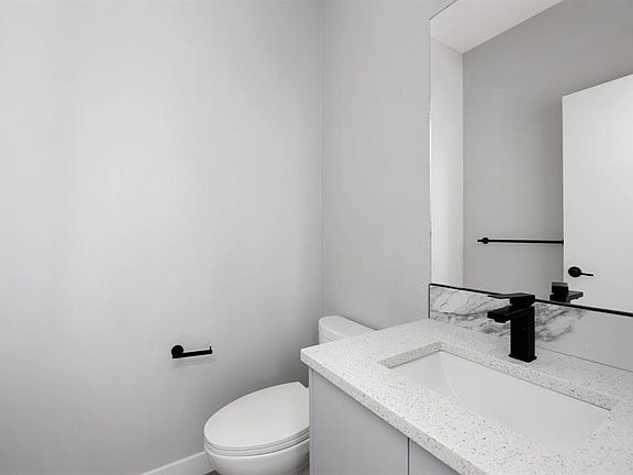 4th image of 185 NE Dafoe Way