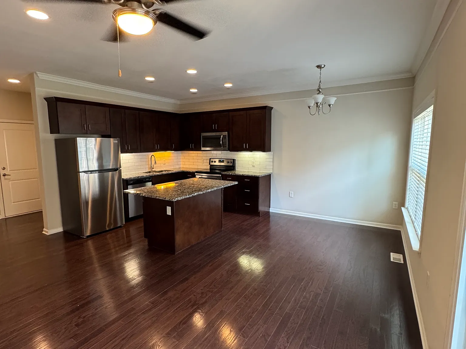 3 bed, 3.5 bath, 1455 sqft, $2,300 — Photo 2