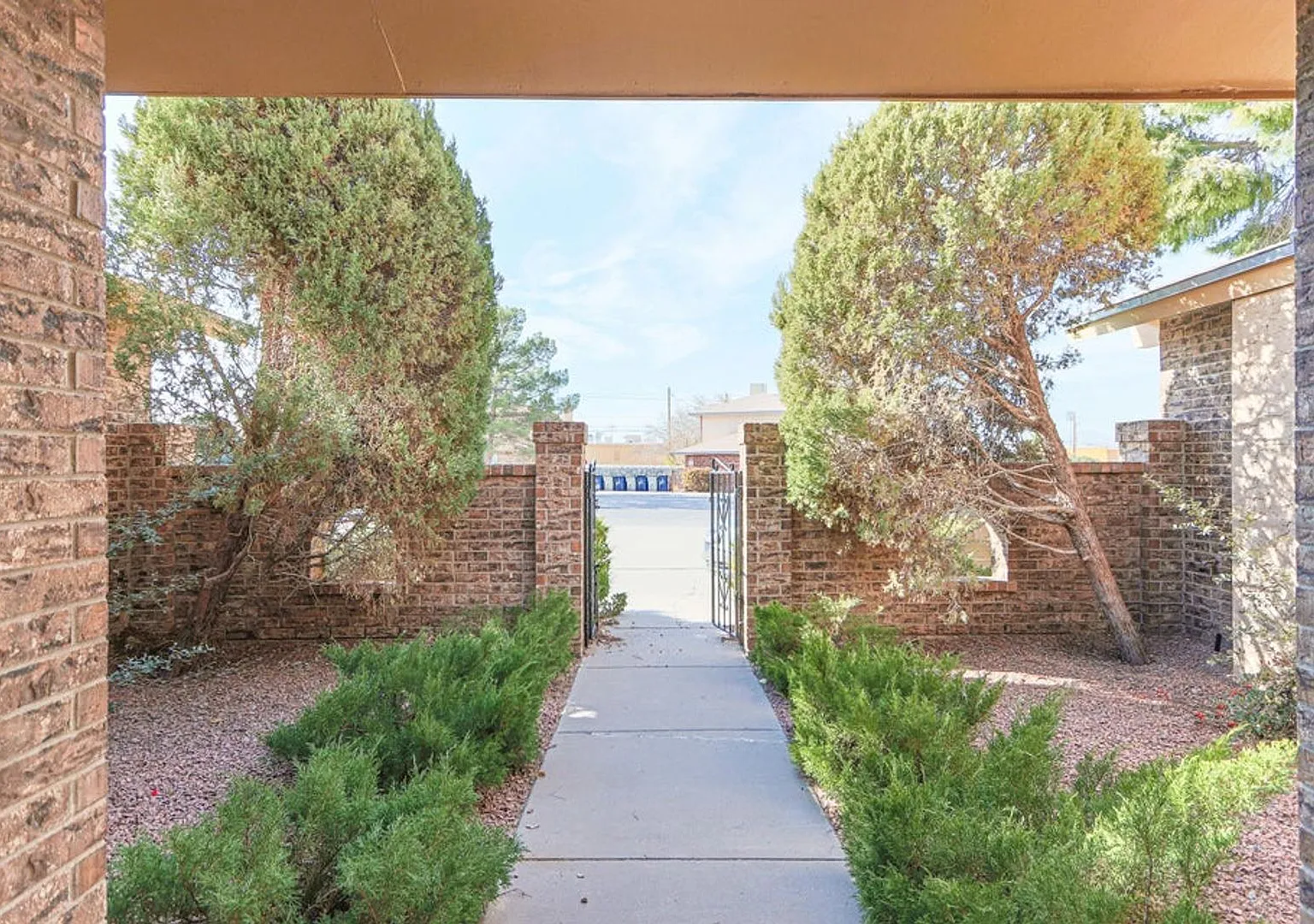 Cozy Townhome off Lee Trevino! — Photo 2