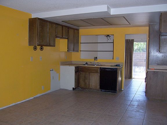 Bright Kitchen w/ Lots of Space!