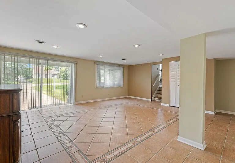 1003 S Finley Rd — Photo 18