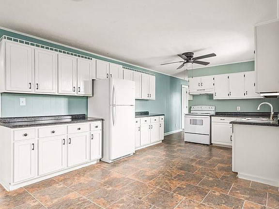 5th image of 213 Myrtle Ave