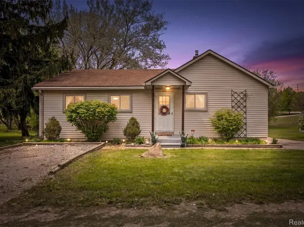 3469 Taylor Ct, Auburn Hills, MI 48326