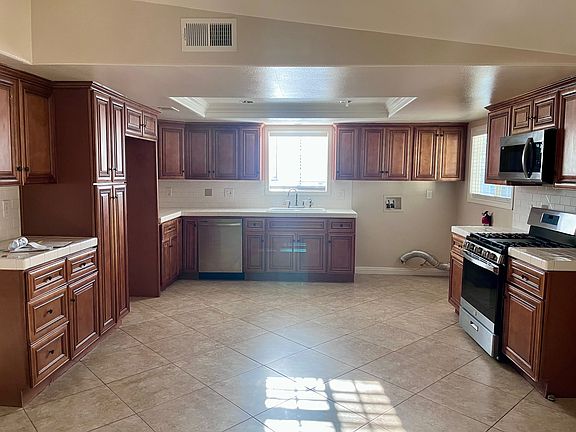 4th image of 521 Camellia Ave