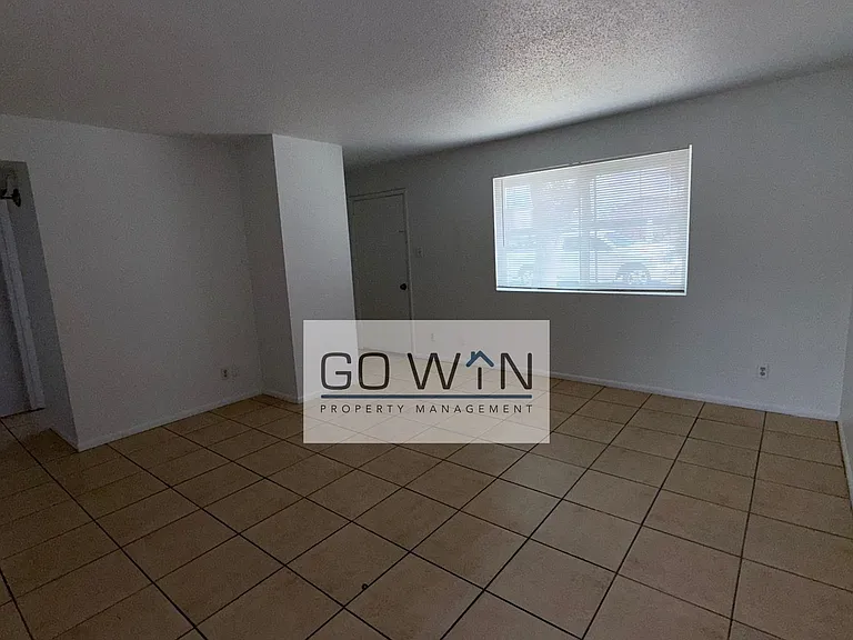 1626 W Denton Ln — Photo 3