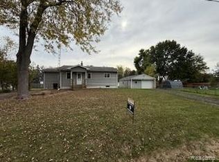 1096 Harding Dr, Flint, MI 48507