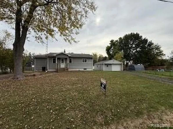 1096 Harding Dr, Flint, MI 48507