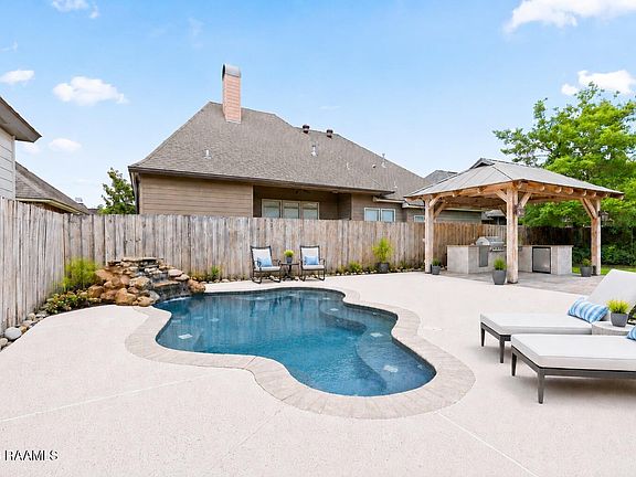 3rd image of 305 Breemen Cir