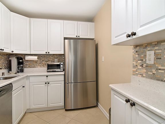5th image of 21 Fairview Avenue #717