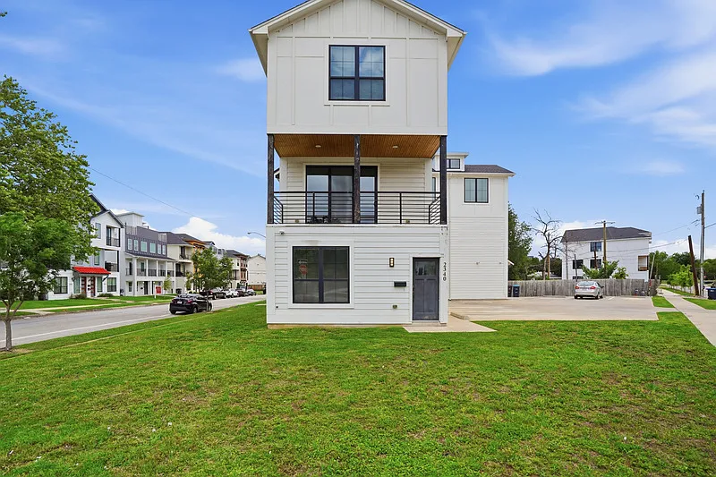 2340 Benbrook Dr