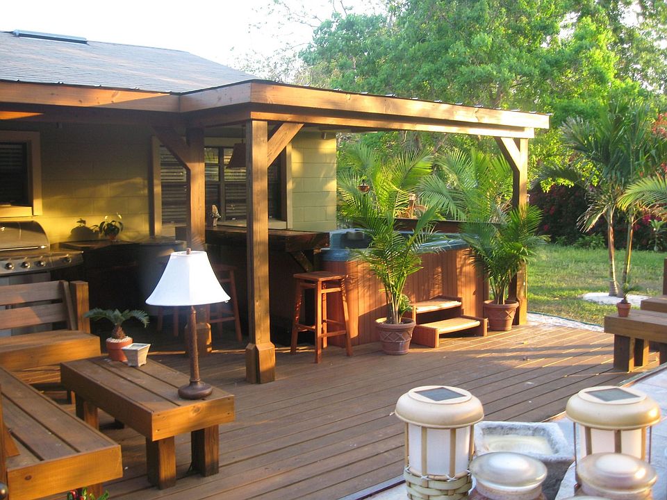 Back deck w/ covered outdoor kitchen, 8 person spa
