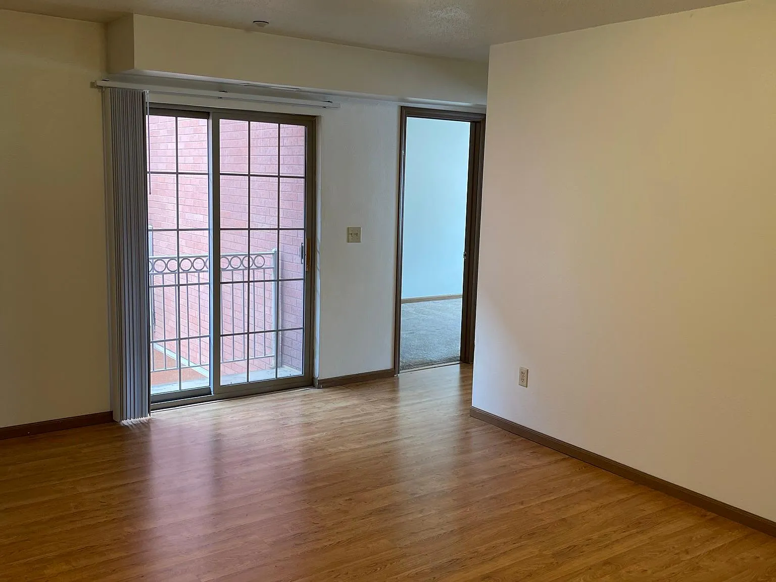 5 bed, 100 sqft, $3,049 — Photo 3