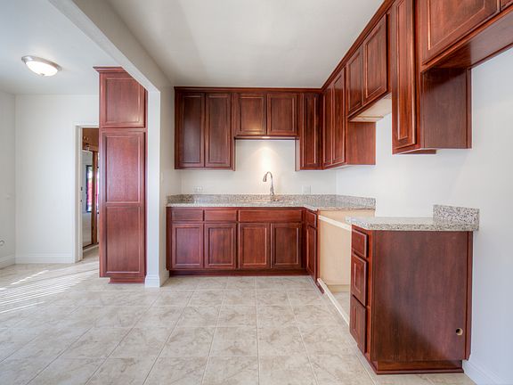 4th image of 1467 N Banning Blvd